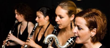 Academia de Música L'Assaig mujeres con instrumentos